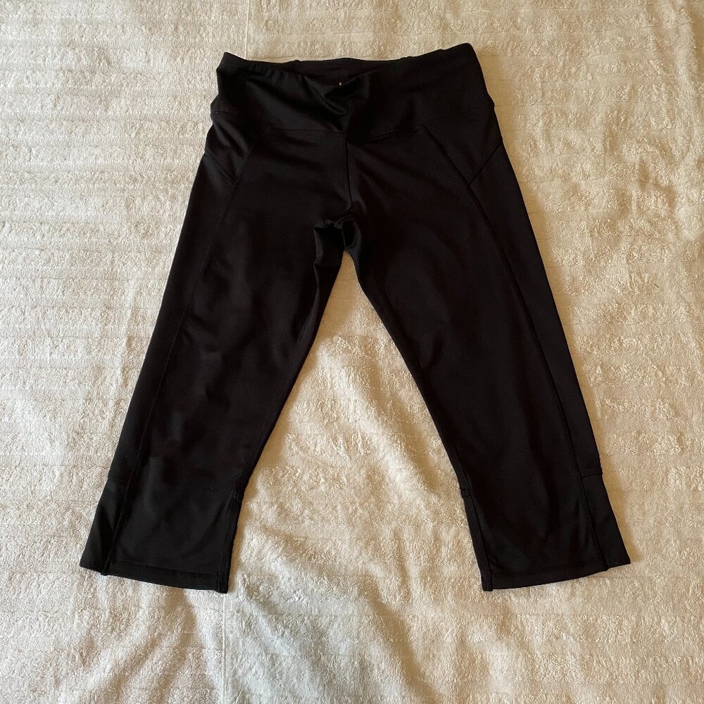 Black stretchy capris, HYBA